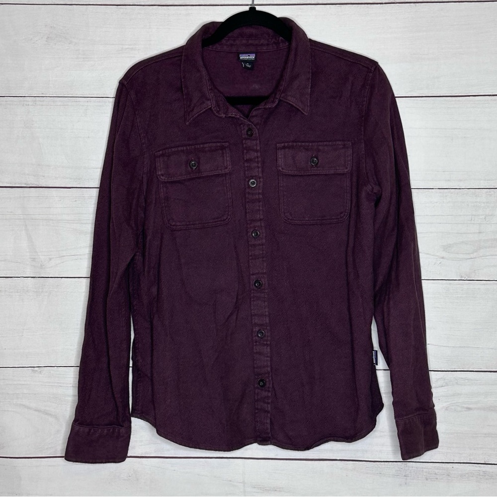 Patagonia Women's Long Sleeves Button-Up in Deep Plum Size M